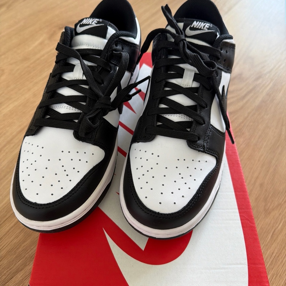 Nike women Black and White Low-Top Sneakers 👟 10 / 8.5 new